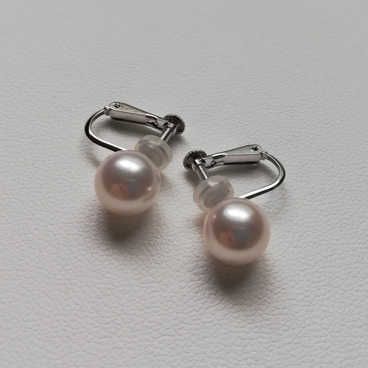 真珠のイヤリング。8.5mm 14WGピアス(片耳用)